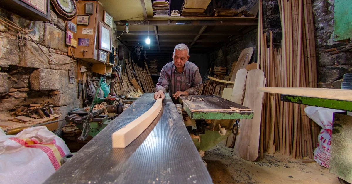 Un artisan expérimenté se concentre sur le travail du bois dans son atelier traditionnel à Diyarbakır.