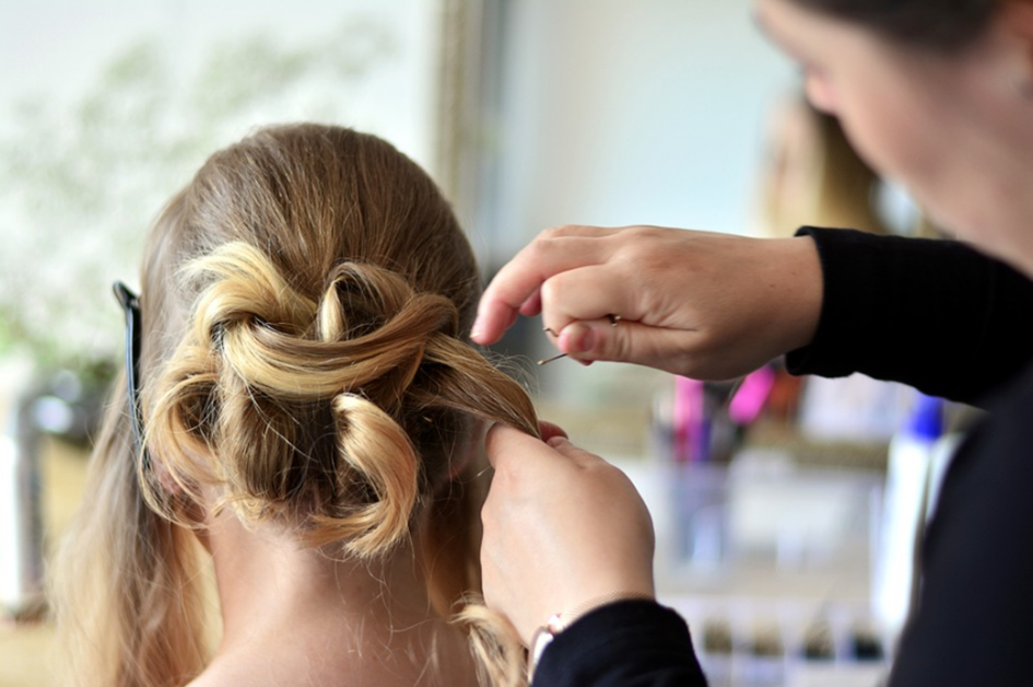 Suivre une formation professionnelle rémunérée en coiffure destinée aux adultes